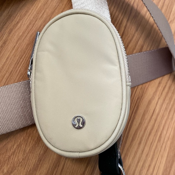 ❤️ Lululemon Crossbody with Nano Pouch 2L Trench NWT - Picture 5 of 16